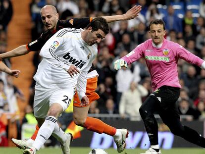 Higuaín protege el balón ante Bruno y César.