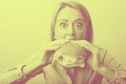 Desear comerse una hamburguesa tras una noche de excesos es algo bastante habitual. La explicación de por qué nos apetece este alimento y no una ensalada es, según un trabajo publicado en la revista científica <a href="http://www.cell.com/neuron/abstract/S0896-6273(08)00119-0" target=blank>'Neuron'</a>, que el sistema de recompensa del cerebro puede activarse simplemente con el deseo de comer. Según esta investigación, las neuronas serían sensibles a la ingesta de calorías y no tendrían en cuenta la palatabilidad, es decir, que la intención de ingerir calorías "indica al cerebro la futura aparición de la recompensa y no la recompensa en sí”, apunta el doctor Ustárroz.