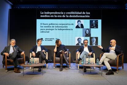 De izquierda a derecha, Fernando Rodés, presidente del diario Ara; Carlos Godó, consejero delegado del grupo Godó; Elena Herrero-Beaumont, codirectora del Observatorio de Medios; Aitor Moll, consejero delegado de Prensa Ibérica; y Carlos Núñez, presidente ejecutivo de Prisa Media, este martes en el Palau Macaya de Barcelona.