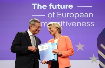 La presidenta de la Comisión Europea, Ursula Von der Leyen y el ex primer ministro italiano, Mario Draghi, asisten a una conferencia de prensa conjunta para presentar el informe final sobre el futuro de la competitividad de la UE en Bruselas