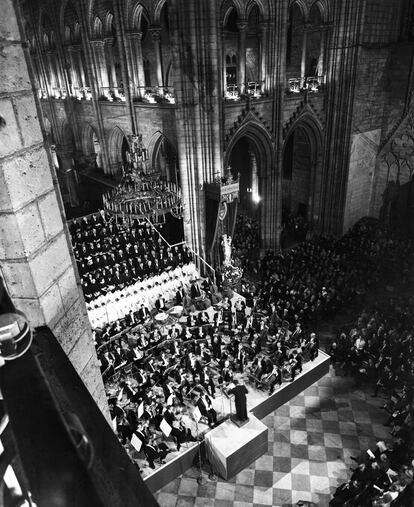 Concierto de música clásica en la catedral de Notre Dame, en París, en los años sesenta.