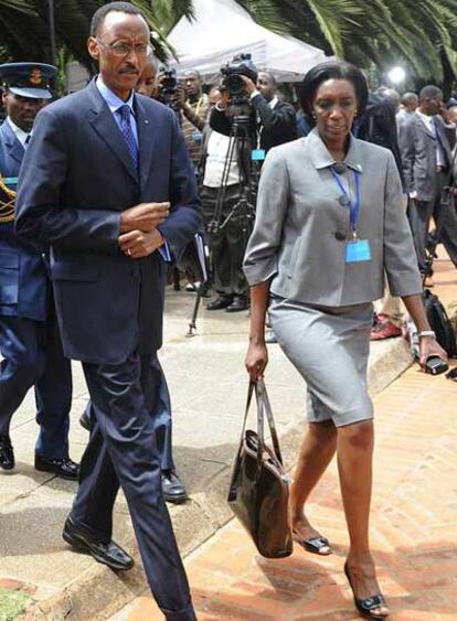Rose Kabuye (a la derecha) acompaña al presidente de Ruanda, Paul Kagame, el pasado día 7 durante la cumbre de emergencia celebrada en Nairobi para estabilizar la situación en el Congo Oriental