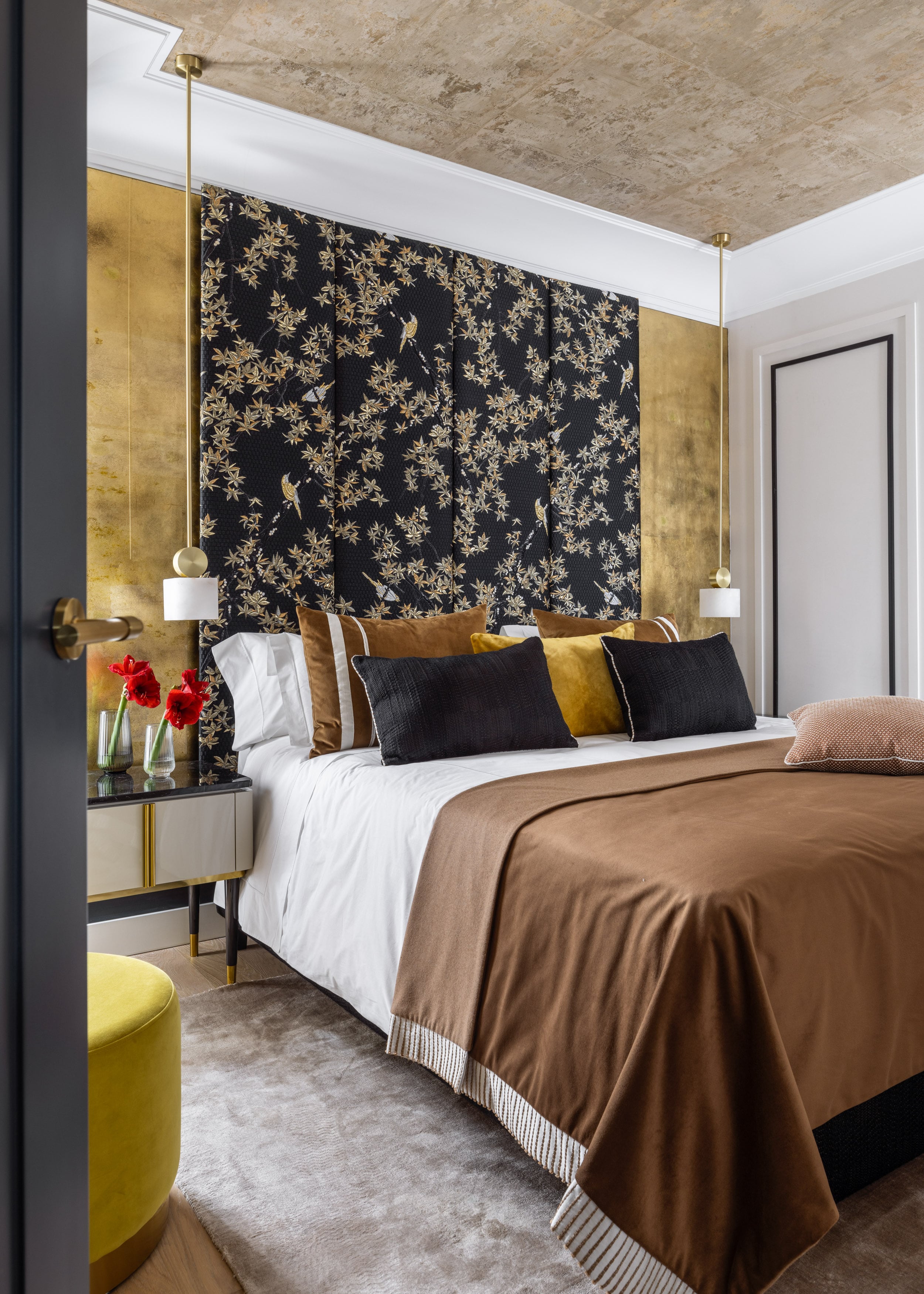 Este dormitorio diseñado por Silvia T. (Insenia) nada es lo que parece:  un vidrio en pared simula el pan de oro y el techo  está cubierto por un papel que imita la trama del corcho. 