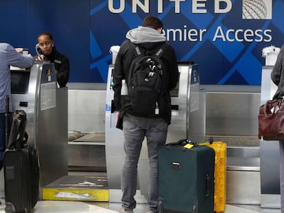 United pagará 10.000 dólares a sus pasajeros afectados por ‘overbooking’