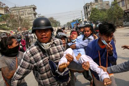 Un manifestante herido es trasladado durante una nueva jornada de protestas contra el golpe de estado militar en Birmania, este lunes en Mandalay.