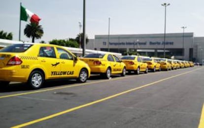 Una fila de taxis en el aeropuerto de la Ciudad de México.