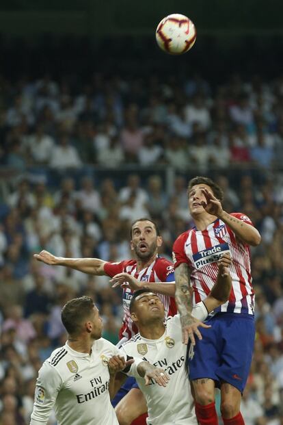 Arriba de izquierda a derecha, José María Giménez y Diego Godin, y abajo, de izquierda a derecha, Casemiro y Sergio Ramos, observan el balón.