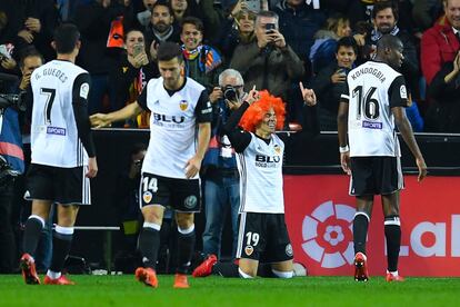 El valencianista Rodrigo Moreno celebra su gol con una peluca naranja en su cabeza.