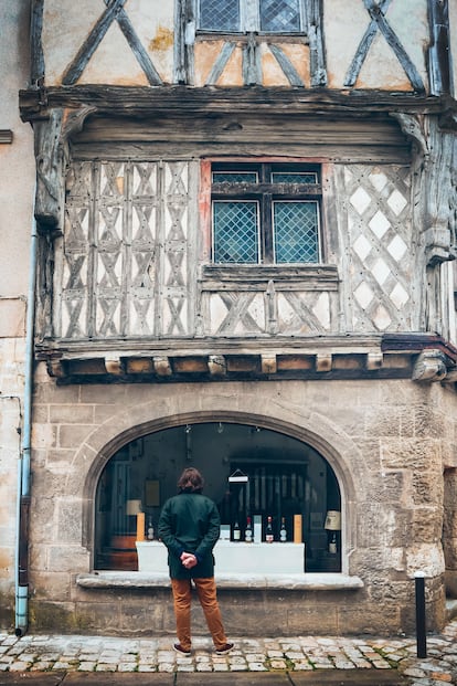 Una tienda de coñac en una de las casas medievales que se encuentran en el centro de la ciudad francesa de Cognac.