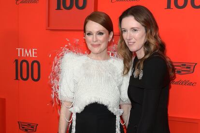 Julianne Moore, una de las más elegantes de la noche con y Clare Waight Keller.