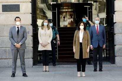 Desde la izquierda, el vicepresidente, Ignacio Aguado; la consejera de Medio Ambiente, Paloma Martín; la presidenta regional, Isabel Díaz Ayuso; y el consejero de Sanidad, Enrique Ruiz Escudero, guardan un minuto de silencio por las víctimas de la covid-19 en la Puerta del Sol, el 27 de mayo.