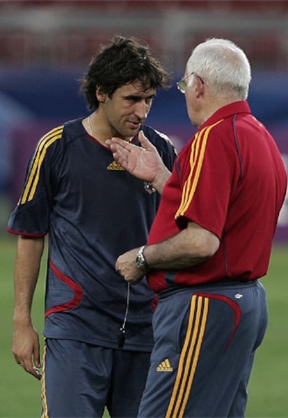 Luis Aragonés conversa con Raúl en la sesión preparatoria de ayer.