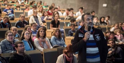El médico Carlos de Sola, durante su intervención en el seminario antidroga.