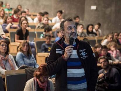 El m&eacute;dico Carlos de Sola, durante su intervenci&oacute;n en el seminario antidroga.