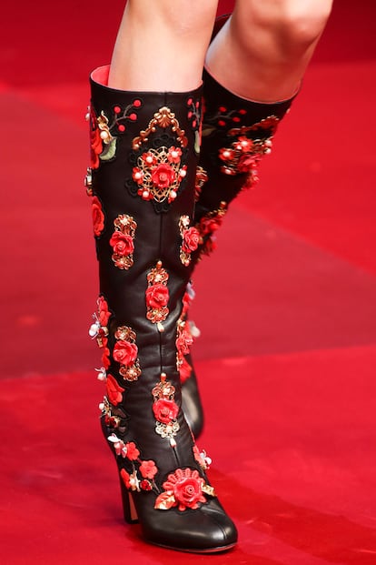 Botas con aplicaciones florales de Dolce & Gabbana.