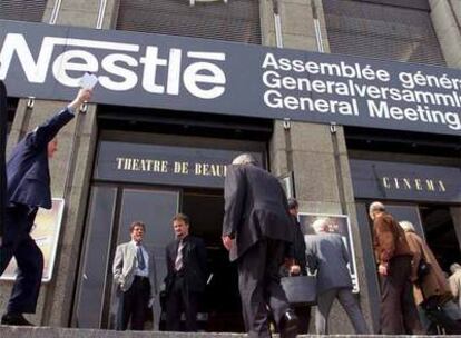 Accionistas de Nestle llegan a la sede de la compañía en Lausanne (Suiza) para asistir a la junta de accionistas anual de la empresa.