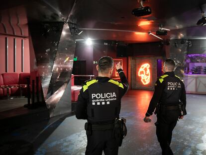 Inspección de la Guardia Urbana en un local de ocio nocturno de Barcelona, en diciembre de 2022.