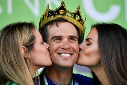 El ciclista checo Zdenek Stybar, del equipo Quick Step, es besado por dos azafatas mientras celebra su victoria en la carrera 'E3 BinckBank Classic', en Harelbeke (Bélgica), el 29 de marzo.