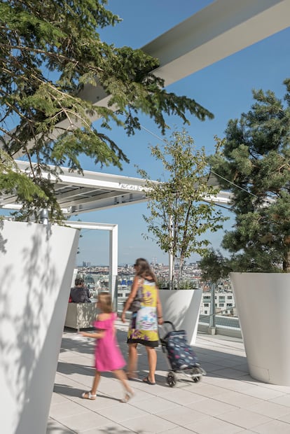 Detalle de la azotea, una plaza pública en la que conviven árboles, un mirador y placas fotovoltaicas.