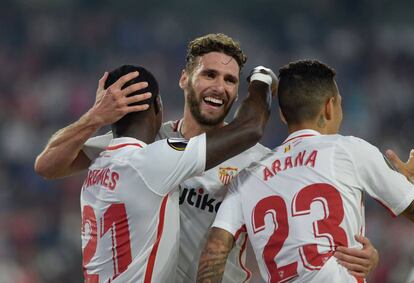 Jugadores del Sevilla celebran un gol este jueves ante el Akhisarspor.