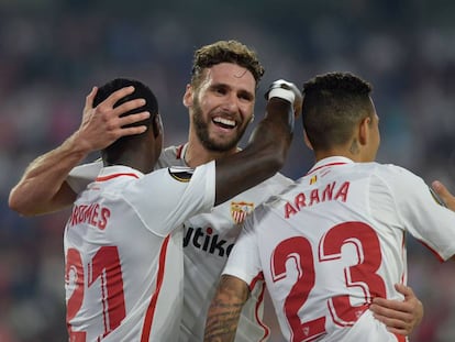Jugadores del Sevilla celebran un gol este jueves ante el Akhisarspor.