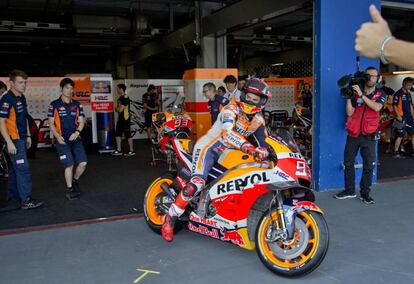 Márquez sale del box de Honda en Buriram.