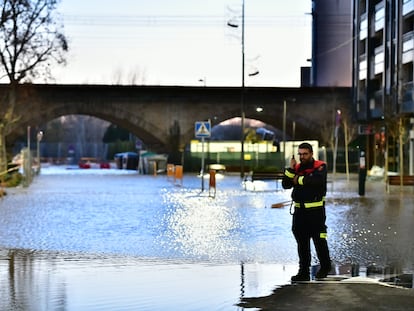 Una calle inundada por la crecida del Ebro en Tudela (Navarra), este domingo.