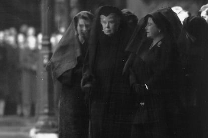 Cubiertas con largos y tupidos velos negros, la reina Isabel II, la reina María y la Reina Madre recibieron el ataúd del rey Jorge VI, a su llegada de Sandringham a Londres en 1952.