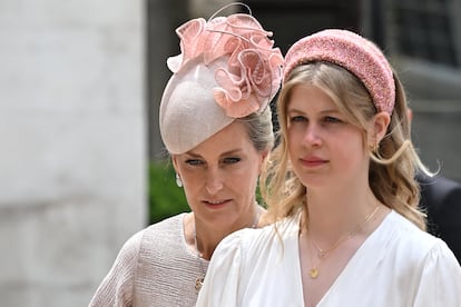 Sofía de Wessex, esposa del príncipe Eduardo (cuarto hijo de la reina) y su hija, lady Louise Windsor, tras la misa celebrada en San Pablo. 