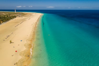 Morro Jable, al sur de Fuerteventura, es un referente turístico de la isla. Un lugar para disfrutar de playas de arena blanca y aguas turquesas, como la del Matorral.