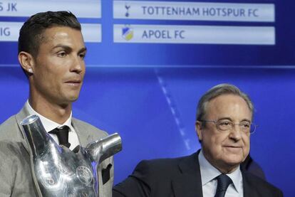 Cristiano Ronaldo, con el trofeo de mejor jugador del a&ntilde;o, junto a Florentino P&eacute;rez.