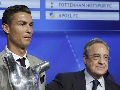 Cristiano Ronaldo, con el trofeo de mejor jugador del a&ntilde;o, junto a Florentino P&eacute;rez.