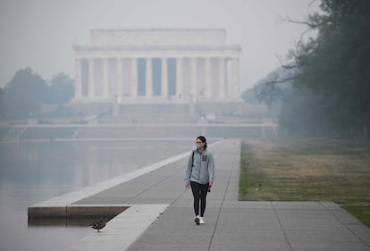 Una persona camina cerca del Monumento a Lincoln bajo un manto de neblina, este jueves.