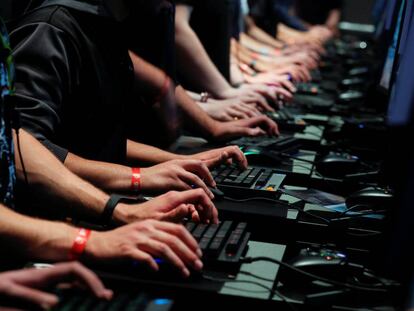 Un grupo de jugadores utilizan sus ordenadores durante un campeonato de juegos de ordenador en Colonia.