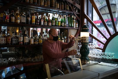 Pere Pina, propietario del bar Casa Almirall, tira una caña.