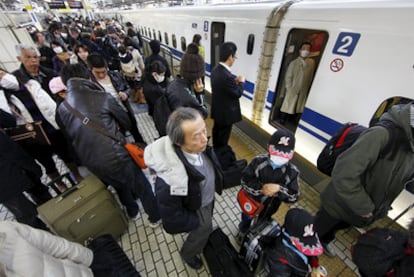 Cientos de personas abordan en una estación de Tokio el Shinkansen, el tren bala, para viajar a ciudades más alejadas de la amenaza radiactiva.