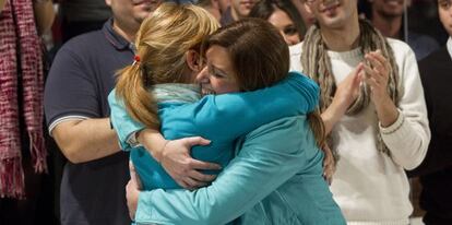 La presidenta de la Junta, Susana D&iacute;az, abraza a la candidata socialista a las elecciones europeas, Elena Valenciano, el pasado marzo en M&aacute;laga.