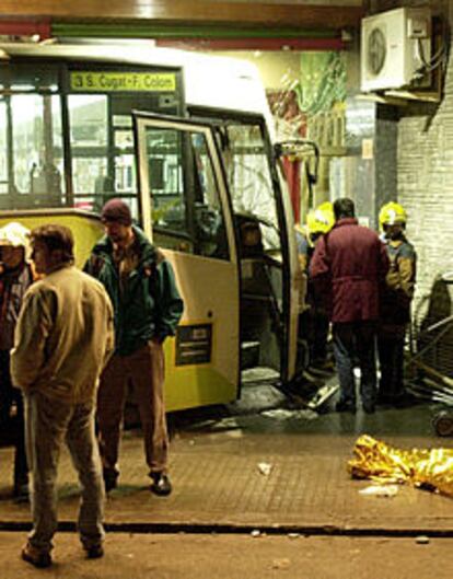 Imagen del autobús urbano que quedó empotrado en una tienda de Sant Cugat.