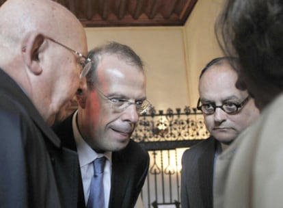 De izquierda a derecha, Mauro Varela, presidente de Caixa Galicia, y José Luis Pego y García de Paredes, directores de Caixanova y Caixa Galicia.