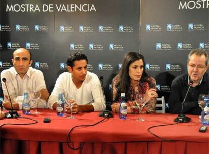 El director de <i>Harragas</i>, Merzac Allouache (a la derecha), con tres de los actores, Samir El Hakim, Nabil Asli y Lamia Boussekine.
