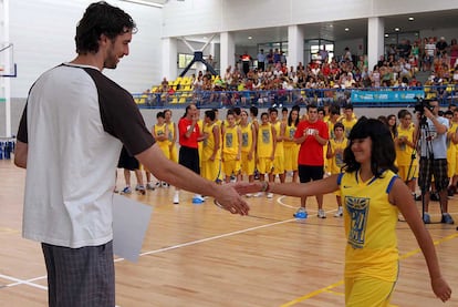 Pau Gasol saluda a una de las participantes en la entrega de diplomas de la academia de baloncesto de la Costa Blanca.