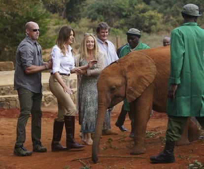 Trump, rodeada de seguridad para acercarse a un elefante en Kenia.