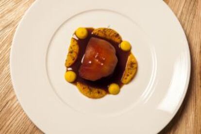 Un plato de Morales: cochinillo menorquín asado con naranja y clavo.