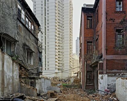 En China, la destrucción de las ciudades históricas da paso a nuevas urbes que arrasan con cuanto existía. En la imagen, nuevos bloques tras un viejo barrio de Chongqing, una ciudad al este del país, en 2003.