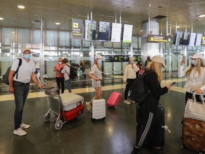 Varios turistas a su llegada a España, en el aeropuerto de Gran Canaria, el 16 de agosto.