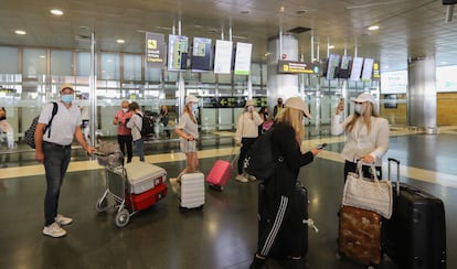 Varios turistas a su llegada a España, en el aeropuerto de Gran Canaria, el 16 de agosto.