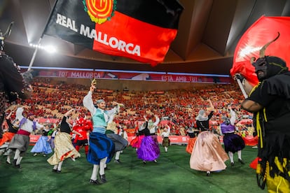 Espectáculo en el fondo mallorquín antes de la final de la Copa del Rey de fútbol que se celebra esta noche en el estadio de La Cartuja, en Sevilla. 