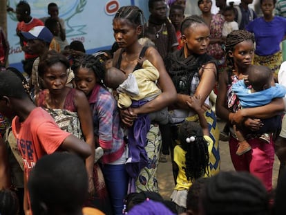 Ciudadanos de Kinshasa aguardan para recibir la vacuna contra la fiebre amarilla el 21 de julio. 