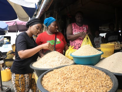 Dos mujeres compran en un mercado de Lagos, Nigeria, a mediados de 2020.