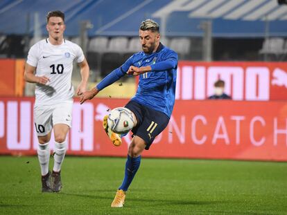 El italiano Grifo golpea el balón en el amistoso del pasado miércoles ante Estonia en el estadio Artemio Franchi, en Florencia.